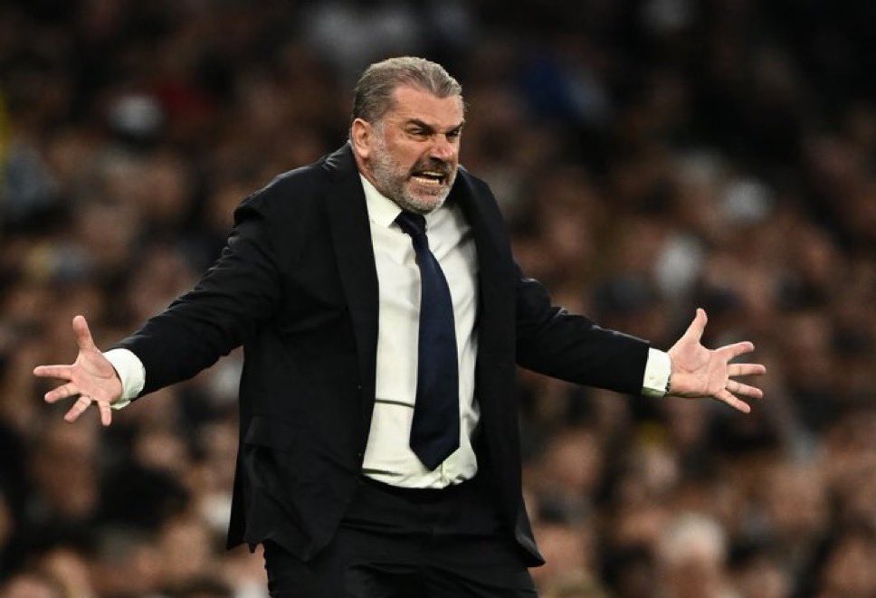 Pelatih Tottenham Hotspur, Ange Postecoglou, memberikan instruksi kepada pemain di pinggir lapangan.