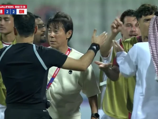 Pertandingan Indonesia vs Bahrain memicu kontroversi soal tambahan waktu oleh wasit Ahmed Al Kaf . Gol penentu di menit ke-98 membuat kecewa.