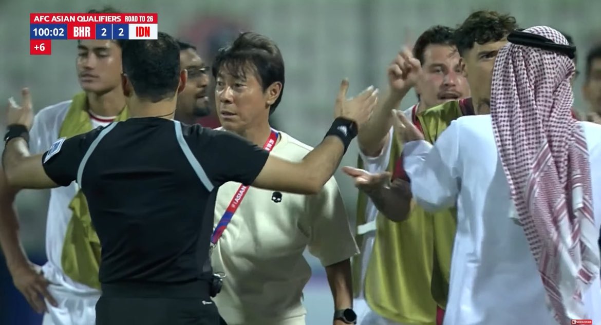 Pertandingan Indonesia vs Bahrain memicu kontroversi soal tambahan waktu oleh wasit Ahmed Al Kaf . Gol penentu di menit ke-98 membuat kecewa.