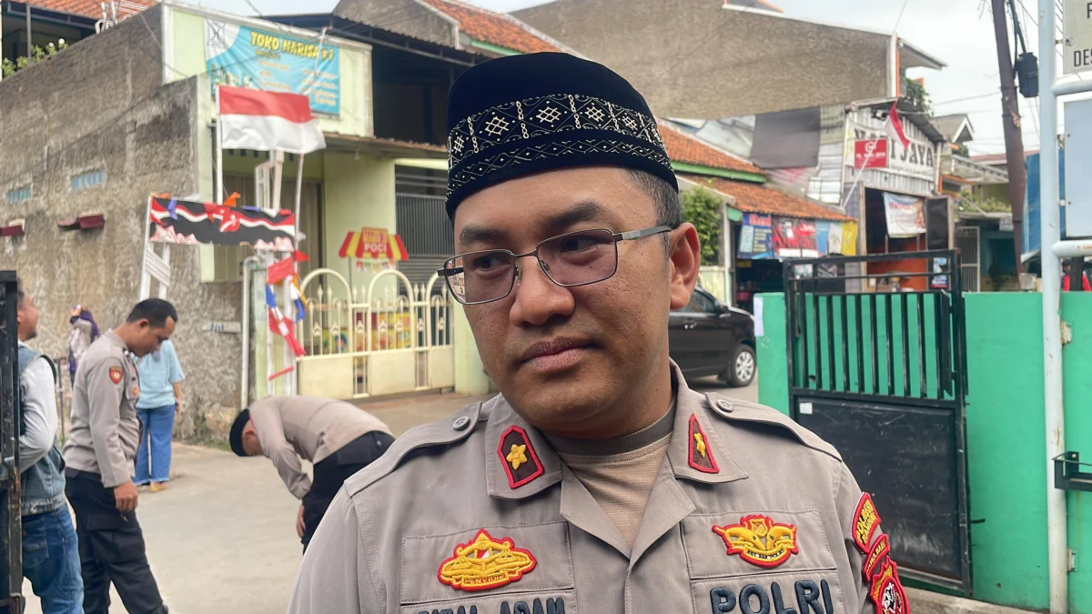 Kapolsek Cileunyi, Kompol Rizal Adam saat dikonfirmasi di Desa Cileunyi Wetan, Kecamatan Cileunyi, Kabupaten Bandung, Jumat (4/10). (Agi/Jabar Ekspres)