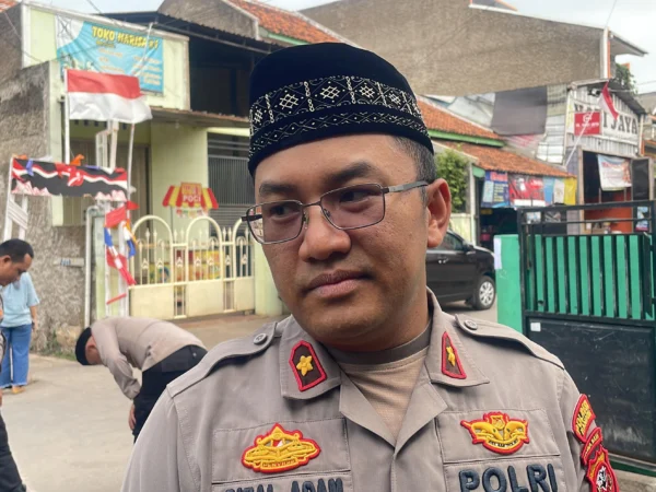 Kapolsek Cileunyi, Kompol Rizal Adam saat dikonfirmasi di Desa Cileunyi Wetan, Kecamatan Cileunyi, Kabupaten Bandung, Jumat (4/10). (Agi/Jabar Ekspres)