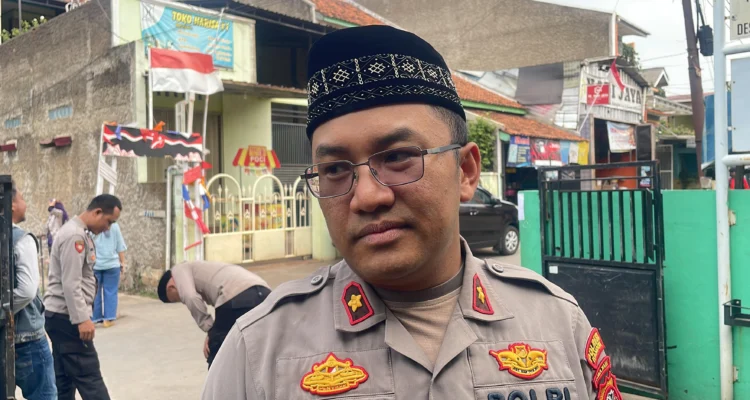 Kapolsek Cileunyi, Kompol Rizal Adam saat dikonfirmasi di Desa Cileunyi Wetan, Kecamatan Cileunyi, Kabupaten Bandung, Jumat (4/10). (Agi/Jabar Ekspres)