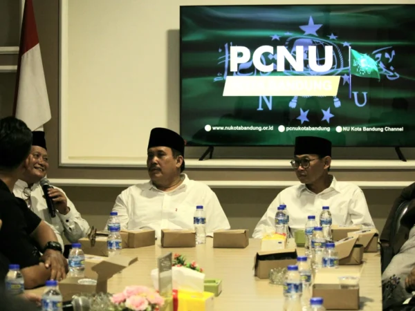 Calon Wali Kota Bandung Dandan Riza Wardana dan Calon Gubernur Jabar Jeje Wiradinata saat di Kantor PCNU Kota Bandung, Jumat (4/10)