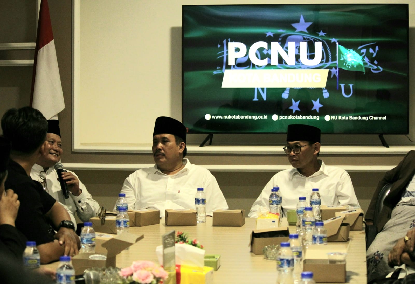 Calon Wali Kota Bandung Dandan Riza Wardana dan Calon Gubernur Jabar Jeje Wiradinata saat di Kantor PCNU Kota Bandung, Jumat (4/10)