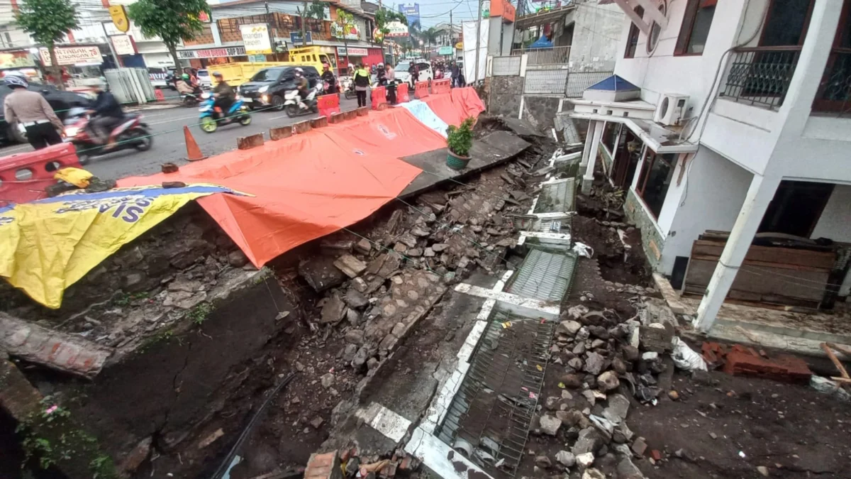 Doc. Benteng Rumah di Jalan Raya Amir Machmud RT03/11, Kelurahan Cigugur Tengah, Kecamatan Cimahi Tengah Roboh Imas Hujan Deras (Mong / Jabar Ekspres)