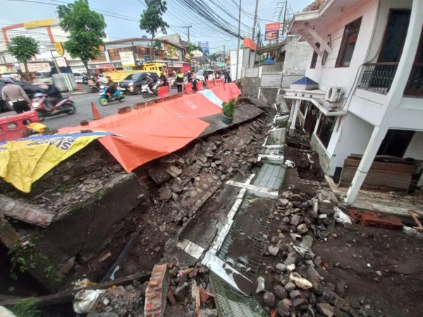 Doc. Benteng Rumah di Jalan Raya Amir Machmud RT03/11, Kelurahan Cigugur Tengah, Kecamatan Cimahi Tengah Roboh Imas Hujan Deras (Mong / Jabar Ekspres)