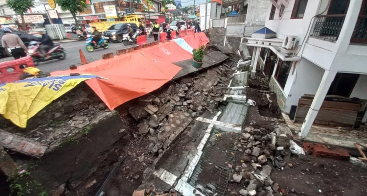 Doc. Benteng Rumah di Jalan Raya Amir Machmud RT03/11, Kelurahan Cigugur Tengah, Kecamatan Cimahi Tengah Roboh Imas Hujan Deras (Mong / Jabar Ekspres)