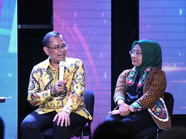 DATA : Calon Wali Kota Bandung Arfi Rafnialdi dan Yena Iskandar Ma’soem saat dialog di acara yang digelar sejumlah organisasi keagamaan non muslim, Sabtu (5/10).