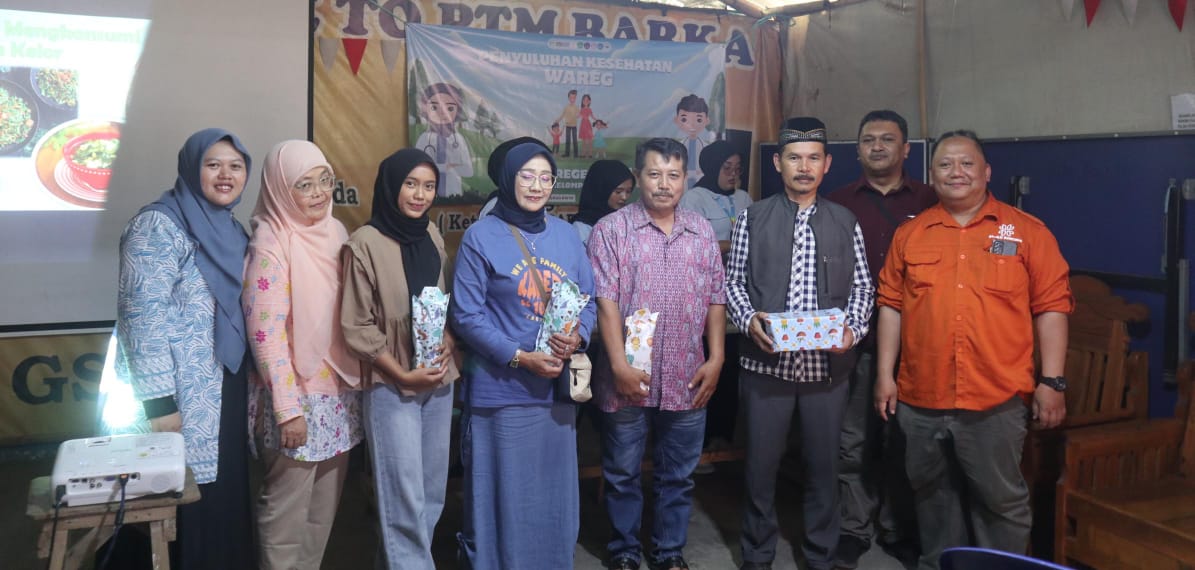 Pembagian Hadiah Pada Sesi Tanya Jawab (Foto: Dosen dan Mahasiswa UBK)