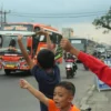 Foto ilustrasi : Anak-anak terlihat meminta para supir bus untuk membunyikan klakson telolet (Jabar Ekspres)