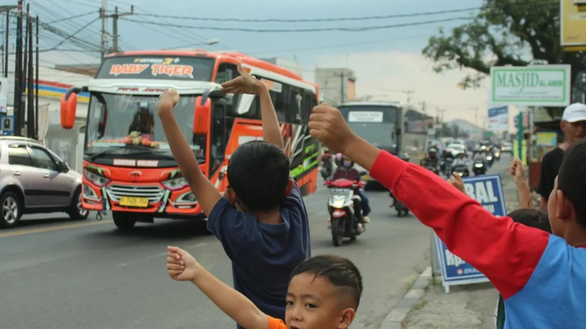 Foto ilustrasi : Anak-anak terlihat meminta para supir bus untuk membunyikan klakson telolet (Jabar Ekspres)