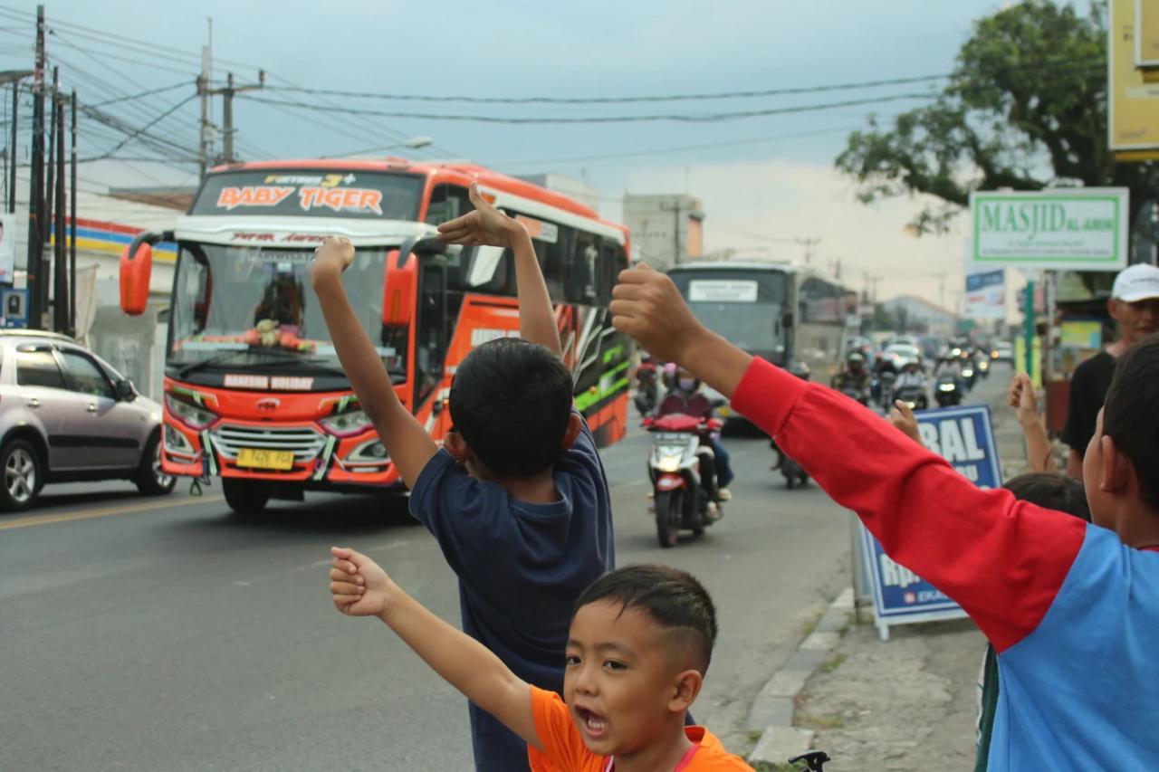 Foto ilustrasi : Anak-anak terlihat meminta para supir bus untuk membunyikan klakson telolet (Jabar Ekspres)