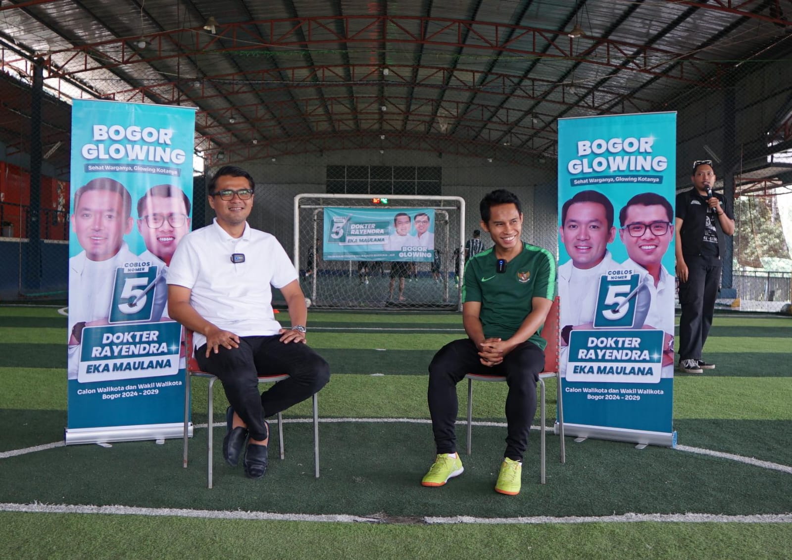 Calon Wakil Wali Kota Bogor, Nomor Urut 5, Eka Maulana bersama Kapten Timnas Futsal Indonesia, M Iqbal R Iskandar. (Foto: Istimewa)