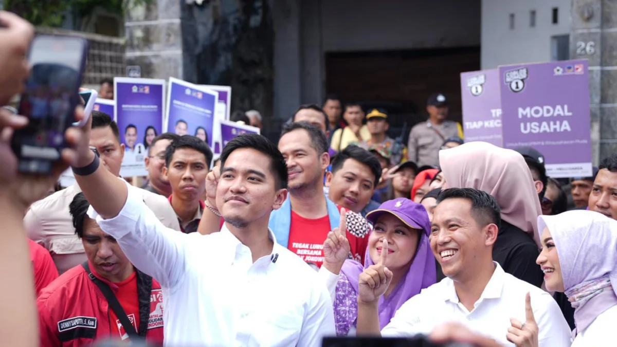 Ketum PSI, Kaesang Pangarep saat blusukan bersama Paslon Wali Kota dan Wakil Wali Kota Bogor Nomor Urut 1, Sendi Fardiansyah dan Melli Darsa, Minggu (6/10). (Yudha Prananda / Jabar Ekspres)