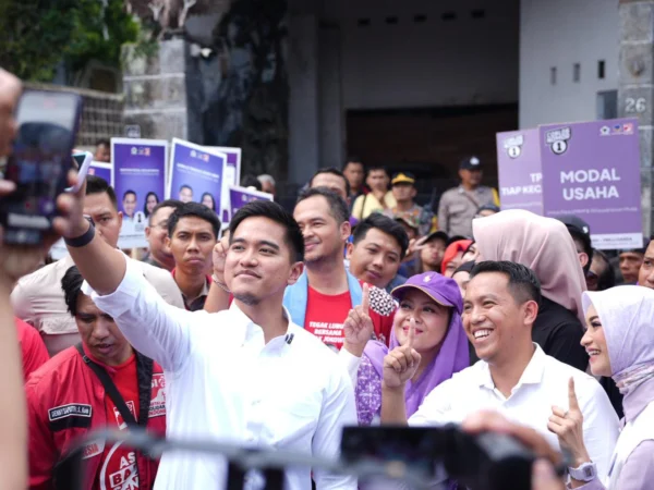 Ketum PSI, Kaesang Pangarep saat blusukan bersama Paslon Wali Kota dan Wakil Wali Kota Bogor Nomor Urut 1, Sendi Fardiansyah dan Melli Darsa, Minggu (6/10). (Yudha Prananda / Jabar Ekspres)