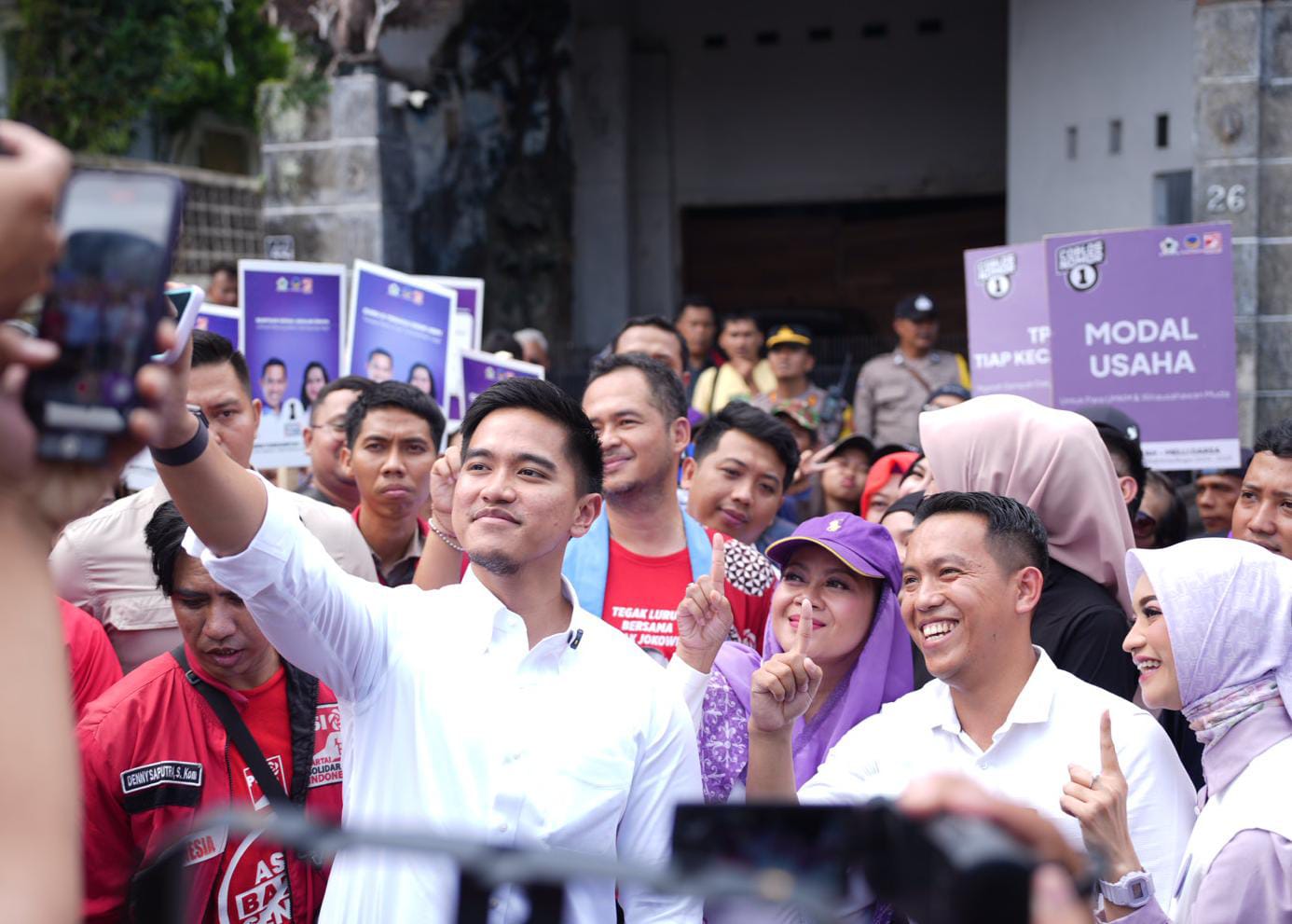 Ketum PSI, Kaesang Pangarep saat blusukan bersama Paslon Wali Kota dan Wakil Wali Kota Bogor Nomor Urut 1, Sendi Fardiansyah dan Melli Darsa, Minggu (6/10). (Yudha Prananda / Jabar Ekspres)