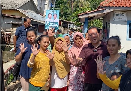 Calon Wali Kota Bogor Nomor Urut 5, Dokter Rayendra alias Raendi Reyendra bersama Kader Posyandu. (Foto: Istimewa)