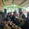 Beberapa orang warga Desa Pasirnanjung, Kecamatan Cimanggung, Kabupaten Sumedang tengah memeriahkan acara dengan memainkan alat musik khas Sunda. (Pegiat Kesenian Sunda, Cucu Hermawan for Jabar Ekspres)