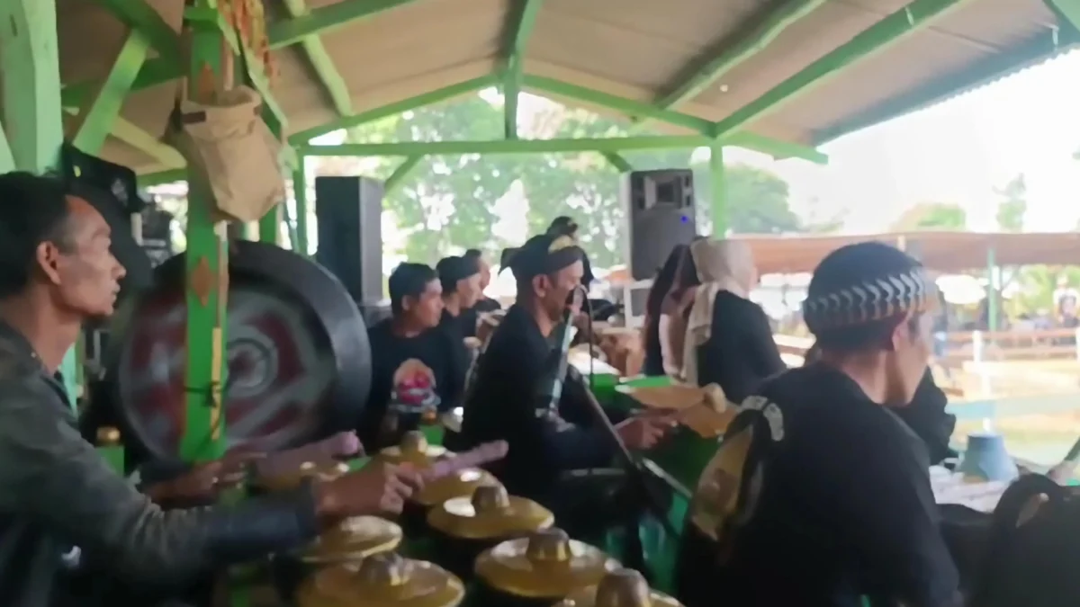 Beberapa orang warga Desa Pasirnanjung, Kecamatan Cimanggung, Kabupaten Sumedang tengah memeriahkan acara dengan memainkan alat musik khas Sunda. (Pegiat Kesenian Sunda, Cucu Hermawan for Jabar Ekspres)