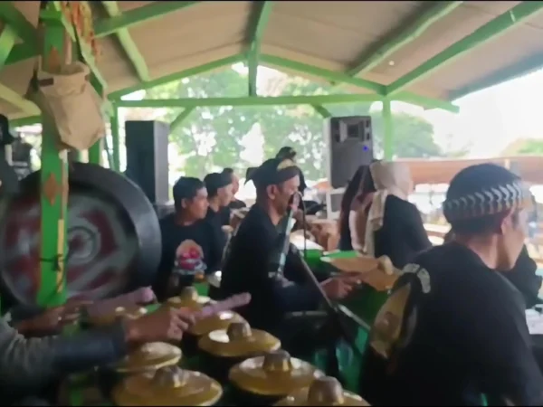 Beberapa orang warga Desa Pasirnanjung, Kecamatan Cimanggung, Kabupaten Sumedang tengah memeriahkan acara dengan memainkan alat musik khas Sunda. (Pegiat Kesenian Sunda, Cucu Hermawan for Jabar Ekspres)