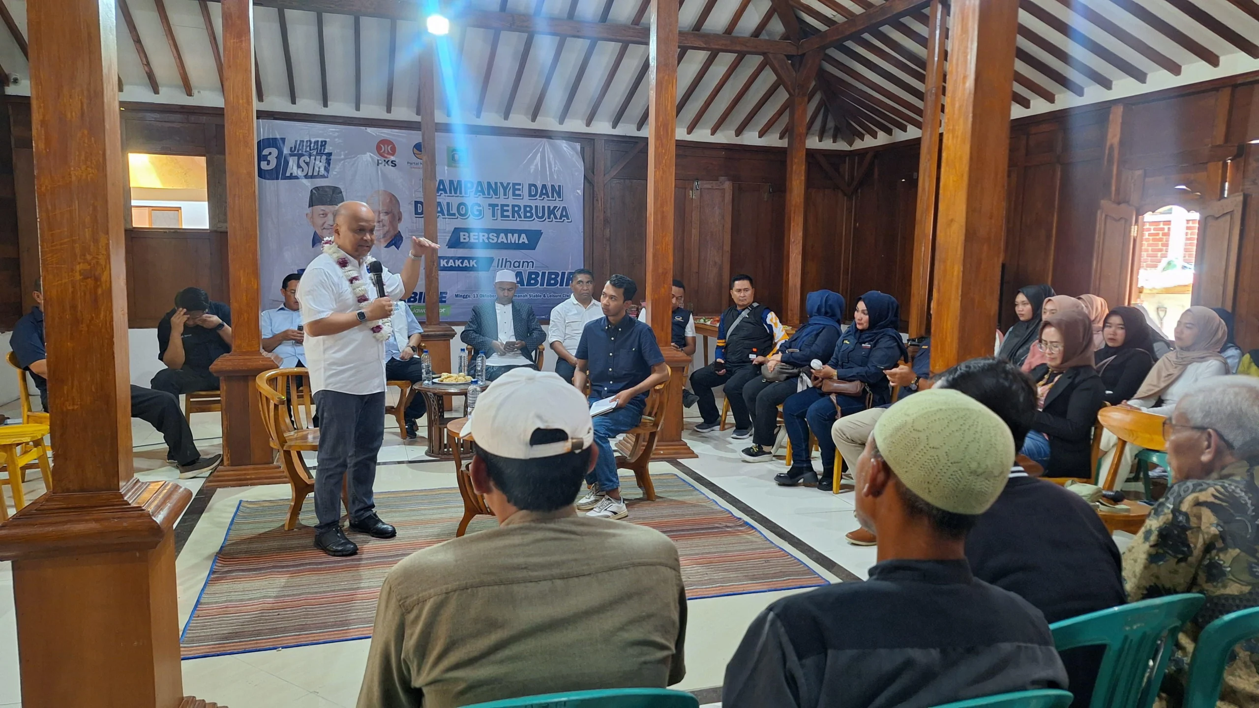 Calon Wakil Gubernur Jawa Barat Ilham Habibi saat berdialog dengan para petani di Ciwidey, Kabupaten Bandung, Minggu (13/10). (Agi/Jabar Ekspres)