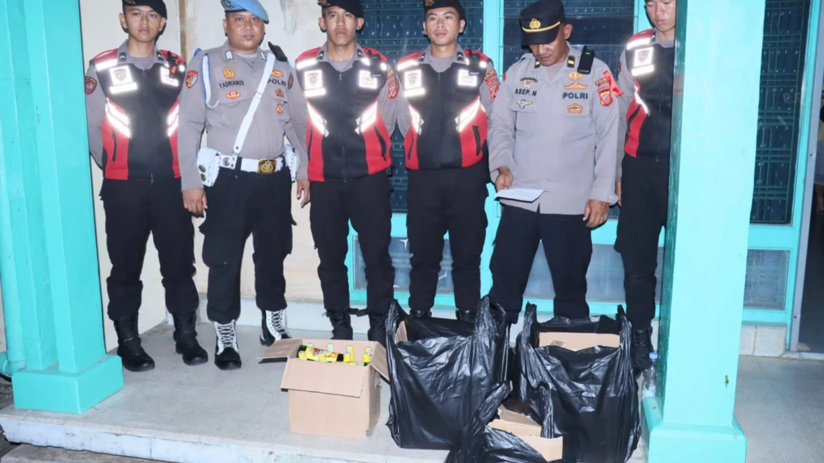 Anggota Polres Ciamis saat menyita puluhan botol miras siap edar pada Sabtu Oktober 2024 malam. (Istimewa)