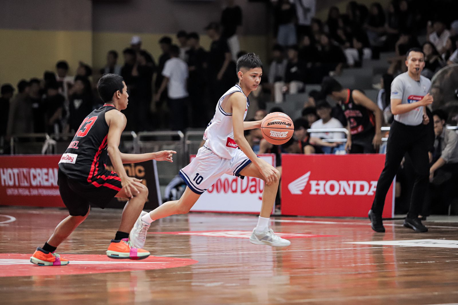 Laga antara SMAN 1 Cirebon vs SMAN 4 Bandung (Dok. DBL)