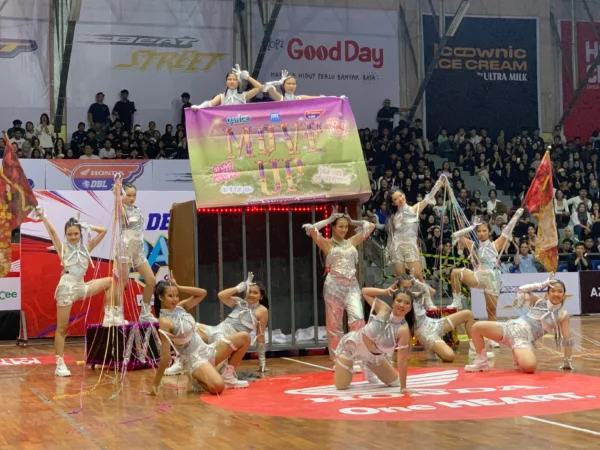 Penampilan Dance Crew SMA Santo Aloysius SA Kota Bandung dalam gelaran DBL Dance Competition 2024 (Sadam / Jabar Ekspres)