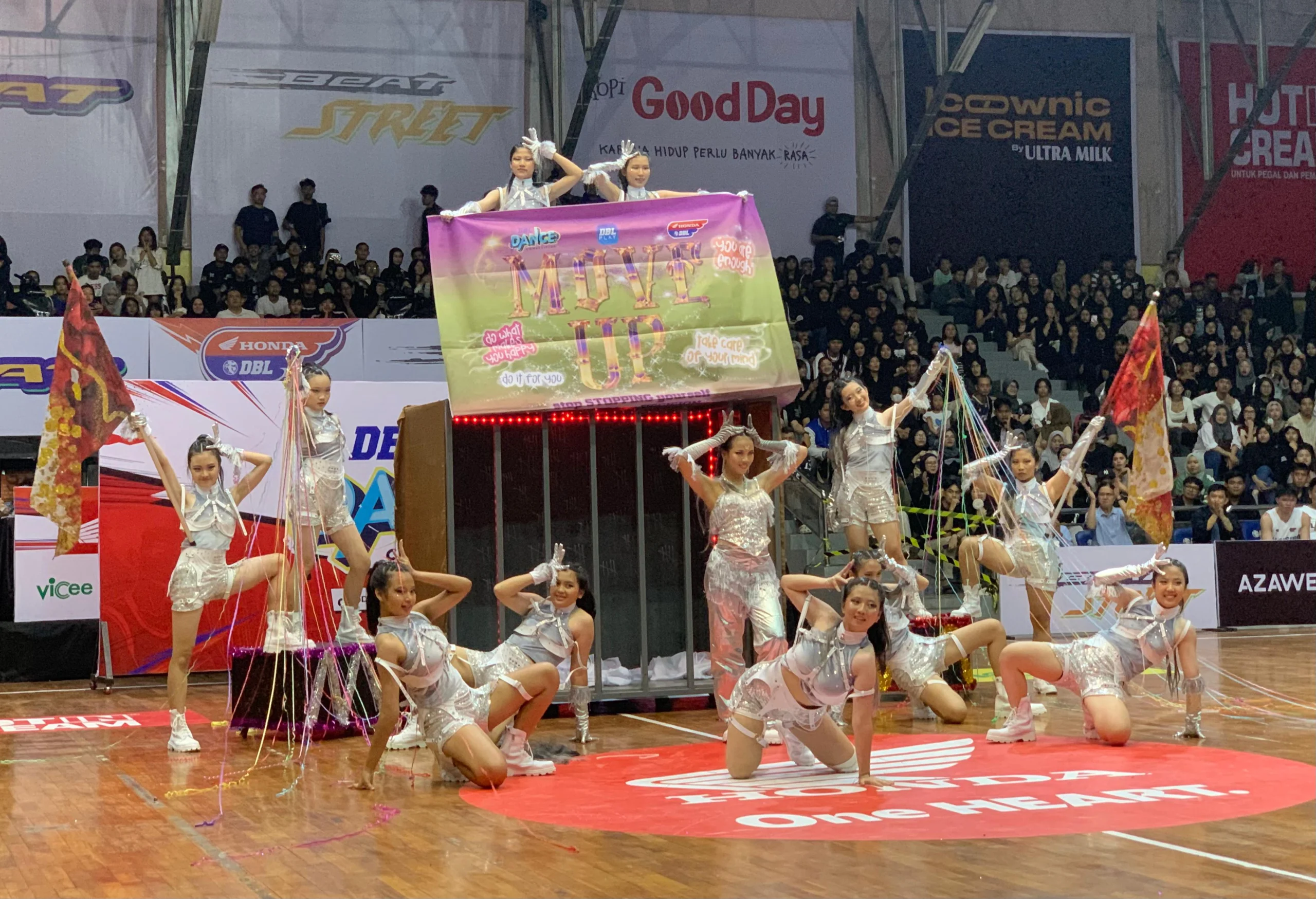 Penampilan Dance Crew SMA Santo Aloysius SA Kota Bandung dalam gelaran DBL Dance Competition 2024 (Sadam / Jabar Ekspres)