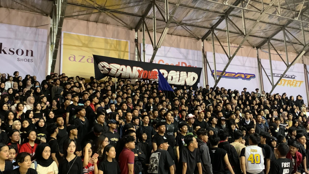 Suporter SMAN 1 Cimahi penuhi tribun GOR Pajajaran, Kota Bandung. Putra Sachi harus akui keunggulan SMA Santo Aloysius SA Bandung dengan hasil akhir 15-14. (Sadam / Jabar Ekspres)