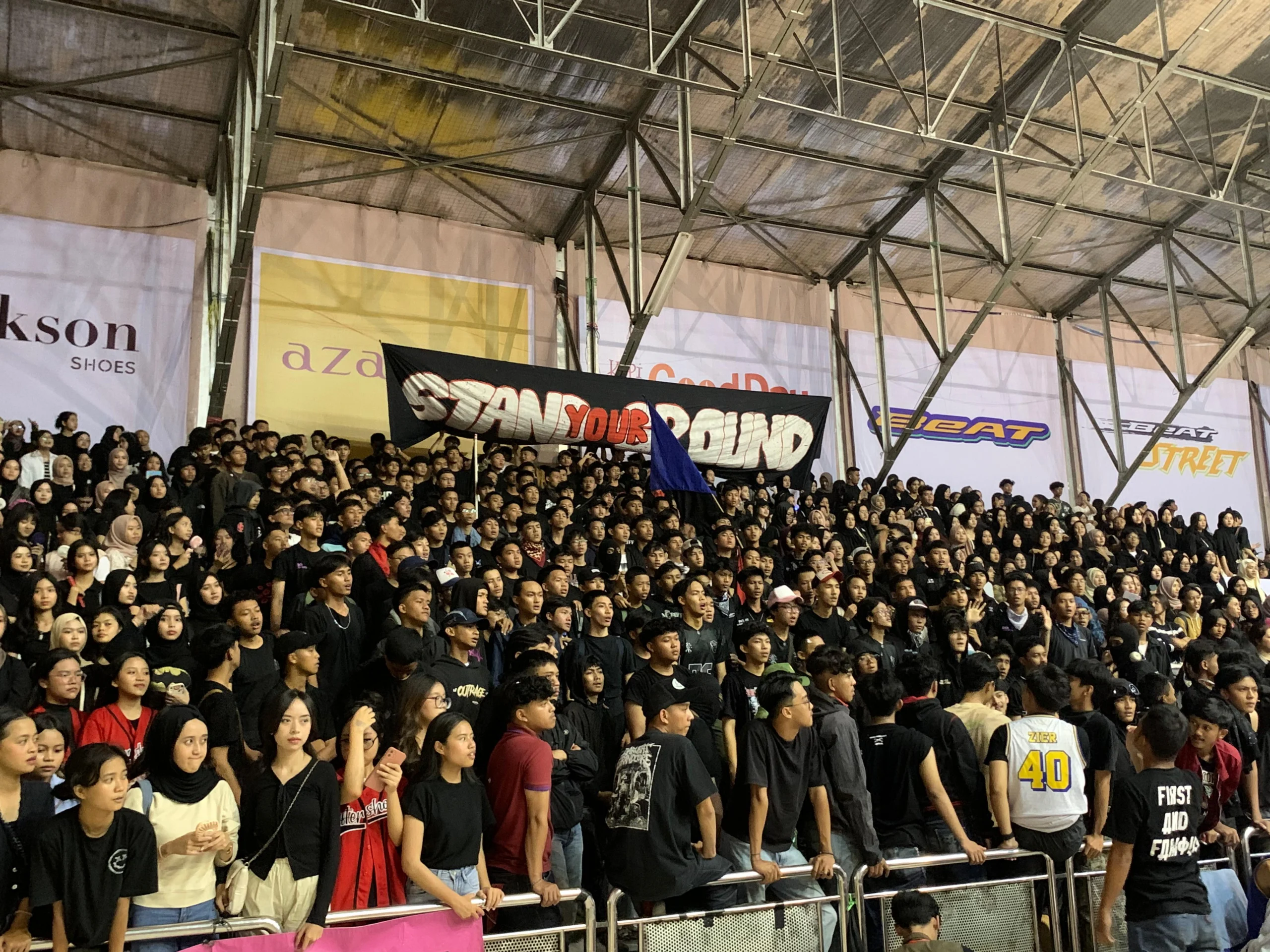 Suporter SMAN 1 Cimahi penuhi tribun GOR Pajajaran, Kota Bandung. Putra Sachi harus akui keunggulan SMA Santo Aloysius SA Bandung dengan hasil akhir 15-14. (Sadam / Jabar Ekspres)