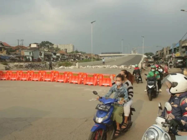 Masyarakat melewati akses menuju Flyover Ciroyom yang ditutup sementara oleh Dishub Kota Bandung, Jalan Ciroyom Kota Bandung. (Zar / Jabar Ekspres)