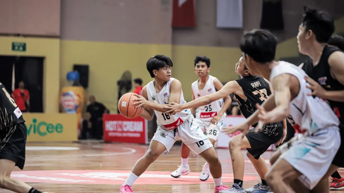 SMAN 2 Majalaya berhasil tuntaskan perlawanan SMAN 24 Bandung, pada laga lanjutan Honda DBL with Kopi Good Day 2024 West Java - East, di GOR Pajajaran, Kamis (17/10). (DBL)