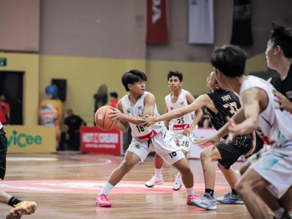 SMAN 2 Majalaya berhasil tuntaskan perlawanan SMAN 24 Bandung, pada laga lanjutan Honda DBL with Kopi Good Day 2024 West Java - East, di GOR Pajajaran, Kamis (17/10). (DBL)