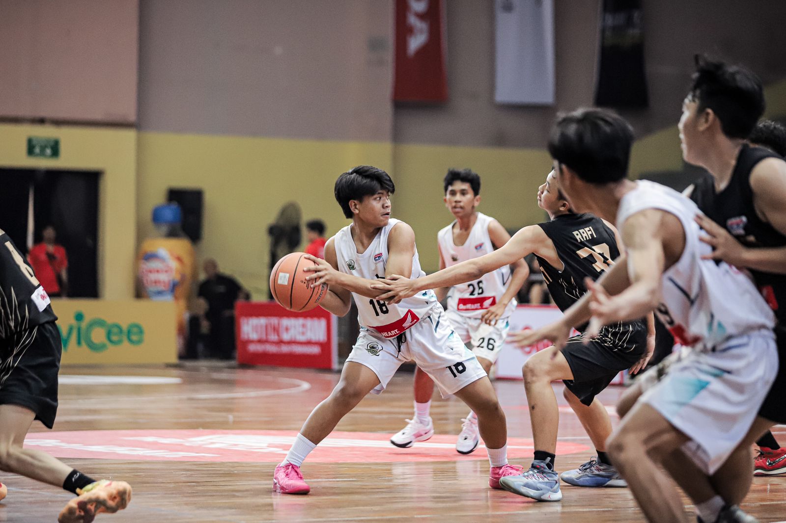 SMAN 2 Majalaya berhasil tuntaskan perlawanan SMAN 24 Bandung, pada laga lanjutan Honda DBL with Kopi Good Day 2024 West Java - East, di GOR Pajajaran, Kamis (17/10). (DBL)