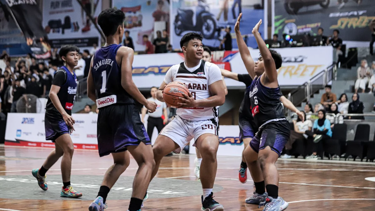 Potret SMAN 8 Bandung saat berhasil mengalahkan SMAN 1 Baleendah, di GOR Pajajaran Bandung, Kamis (17/10) (DBL)