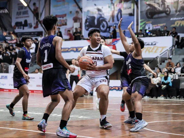 Potret SMAN 8 Bandung saat berhasil mengalahkan SMAN 1 Baleendah, di GOR Pajajaran Bandung, Kamis (17/10) (DBL)