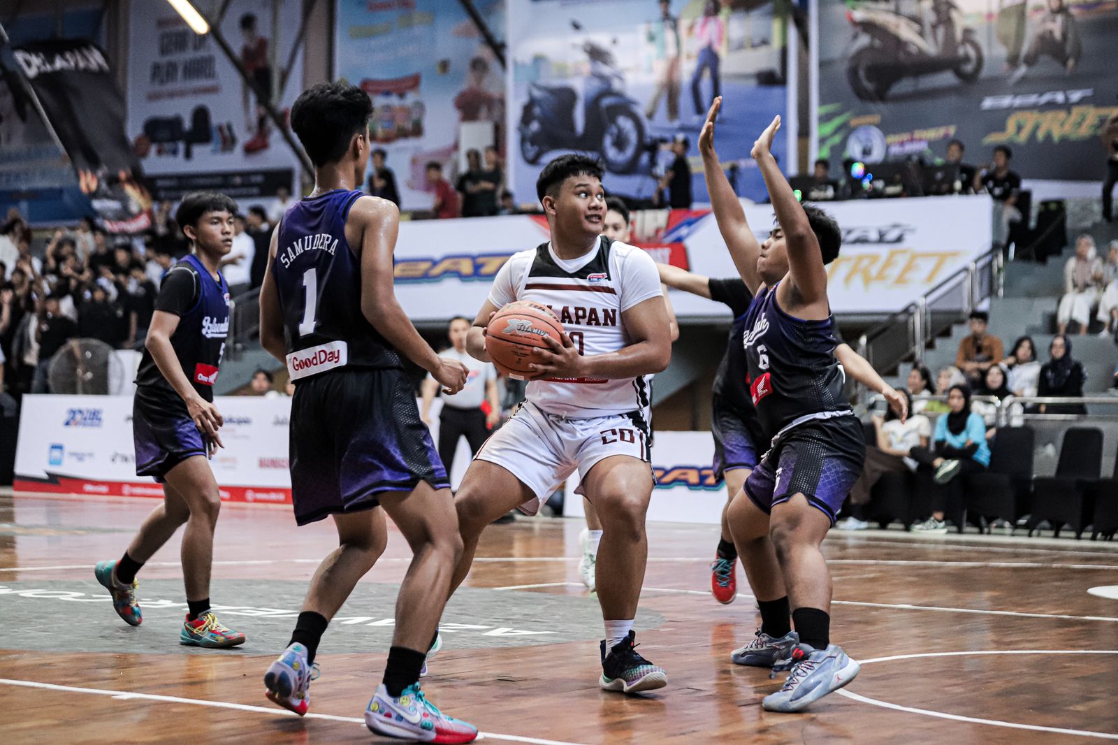 Potret SMAN 8 Bandung saat berhasil mengalahkan SMAN 1 Baleendah, di GOR Pajajaran Bandung, Kamis (17/10) (DBL)