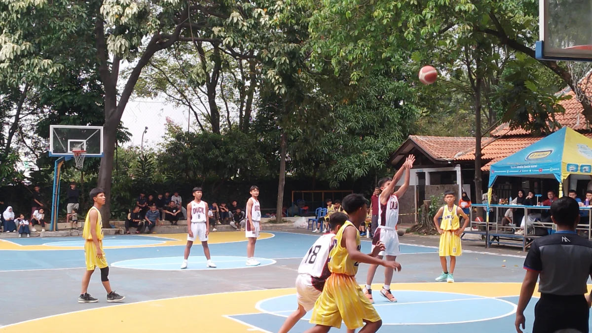 Pelaksanaan lomba kategori bidang olah raga basket antar sekolah se Jawa Barat dalam event MESSA Al Ma'soem ke-29 tengah berlangsung, Jatinangor, Sumedang. (Jabar Ekspres)