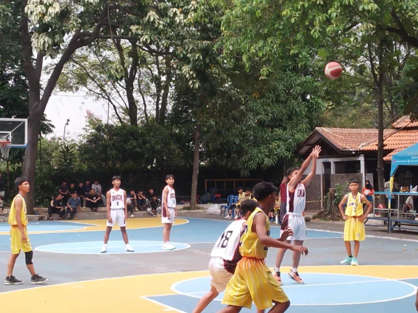 Pelaksanaan lomba kategori bidang olah raga basket antar sekolah se Jawa Barat dalam event MESSA Al Ma'soem ke-29 tengah berlangsung, Jatinangor, Sumedang. (Jabar Ekspres)