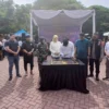 Pj Wali Kota Cimahi, Dicky Saromi saat Menandatangani Prasasti Peresmian Ekowisata Pasar Awi Campernik (Mong / Jabar Ekspres)