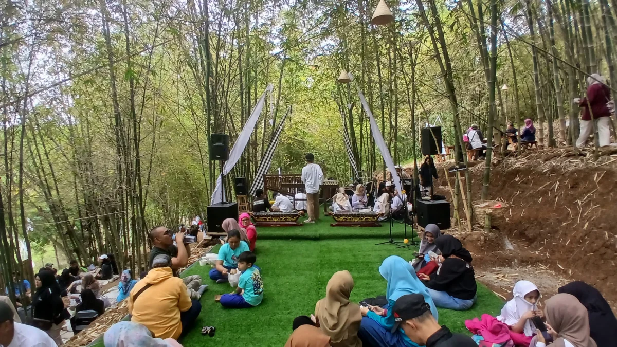 Salah Satu Spot Stan Musik Tradisional di Pasar Awi Campernik (mong)