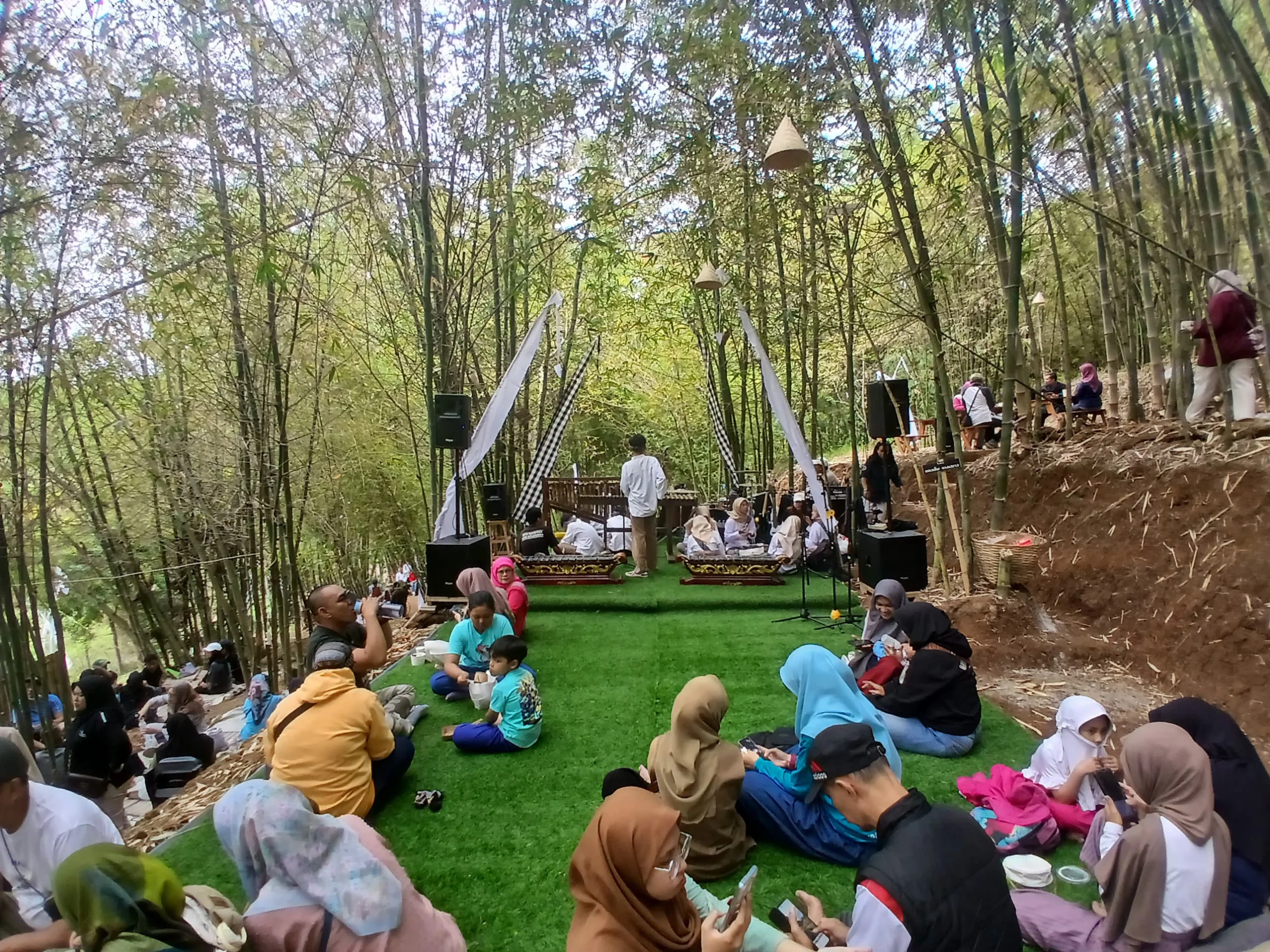 Salah Satu Spot Stan Musik Tradisional di Pasar Awi Campernik (mong)