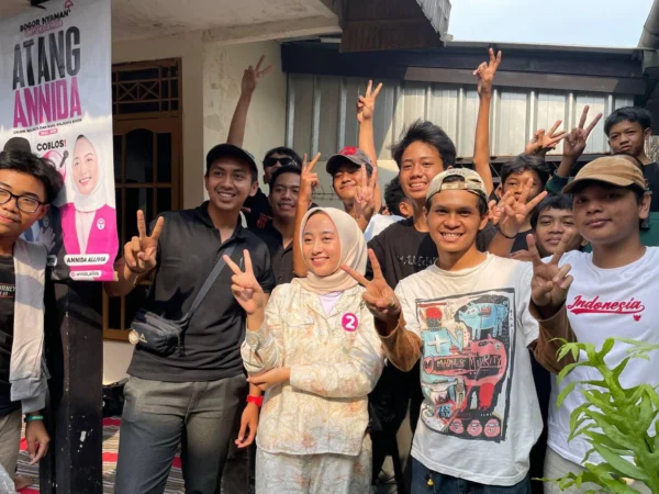 Calon Wakil Wali Kota Bogor, Nomor Urut 2, Annida Allivia saat berdiskusi bersama sejumlah Gen Z. (Yudha Prananda / Jabar Ekspres)