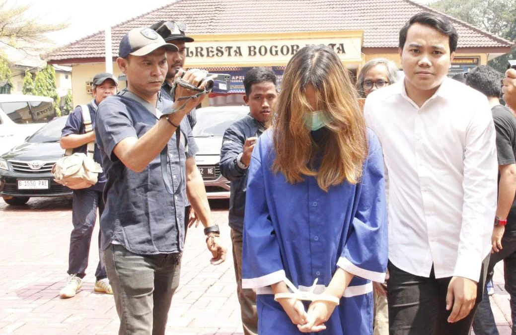 Tersangka S (19) saat digiring petugas di Mapolresta Bogor Kota, Senin (21/10). (Yudha Prananda / Jabar Ekspres)