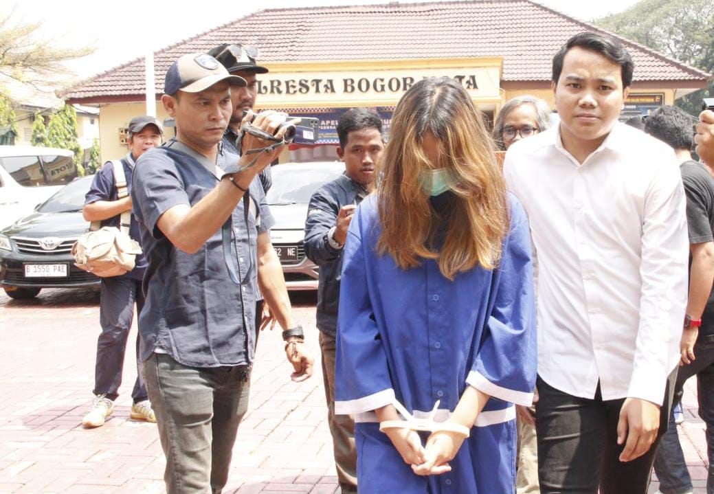 Tersangka S (19) saat digiring petugas di Mapolresta Bogor Kota, Senin (21/10). (Yudha Prananda / Jabar Ekspres)