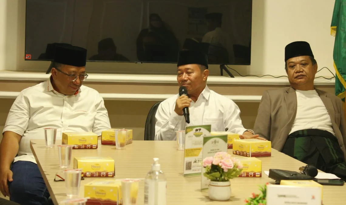 Cawalkot Haru Suandharu (kiri) ditemui Rais Syuriyah PCNU Kota Bandung KH. Khoiruddin Aly (tengah) dan Ketua Tanfidziyah KH. Ahmad Haedar (kanan) di Kantor PCNU Kota Bandung, Rabu (23/10)