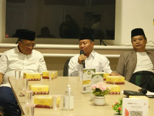 Cawalkot Haru Suandharu (kiri) ditemui Rais Syuriyah PCNU Kota Bandung KH. Khoiruddin Aly (tengah) dan Ketua Tanfidziyah KH. Ahmad Haedar (kanan) di Kantor PCNU Kota Bandung, Rabu (23/10)