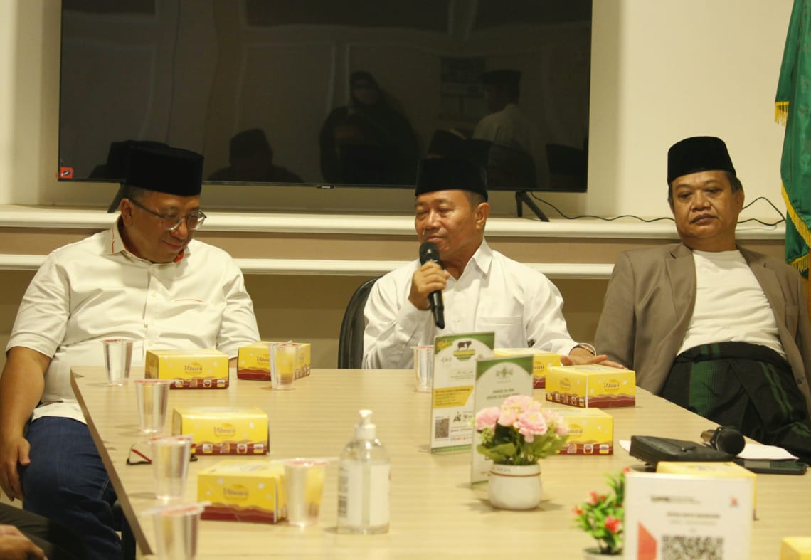 Cawalkot Haru Suandharu (kiri) ditemui Rais Syuriyah PCNU Kota Bandung KH. Khoiruddin Aly (tengah) dan Ketua Tanfidziyah KH. Ahmad Haedar (kanan) di Kantor PCNU Kota Bandung, Rabu (23/10)