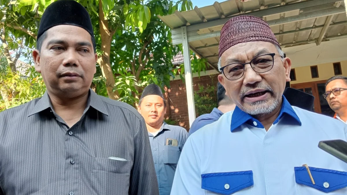 FOTO : SAMSUL HUDA/RADAR CIREBON  KUNJUNGAN. Calon Gubernur Jawa Barat, Ahmad Syaikhu saat berkunjung ke salah satu pondok pesantren di Ciwaringin, Kamis (24/10).